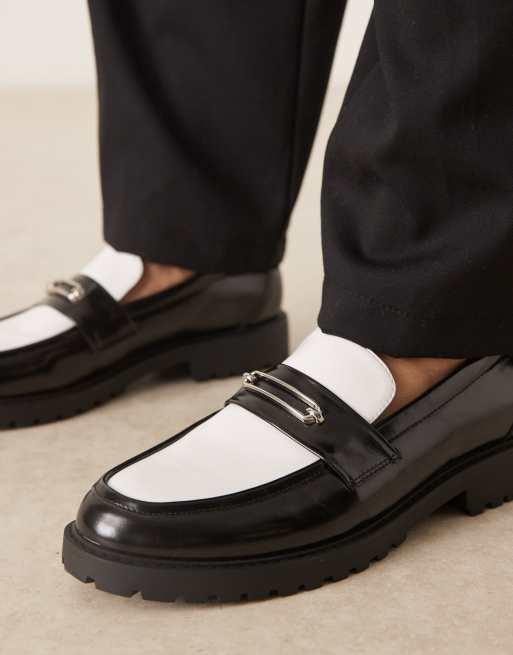 Mocasines negros y blancos con bridón dorado y suela dentada de ASOS DESIGN, 4 de 4