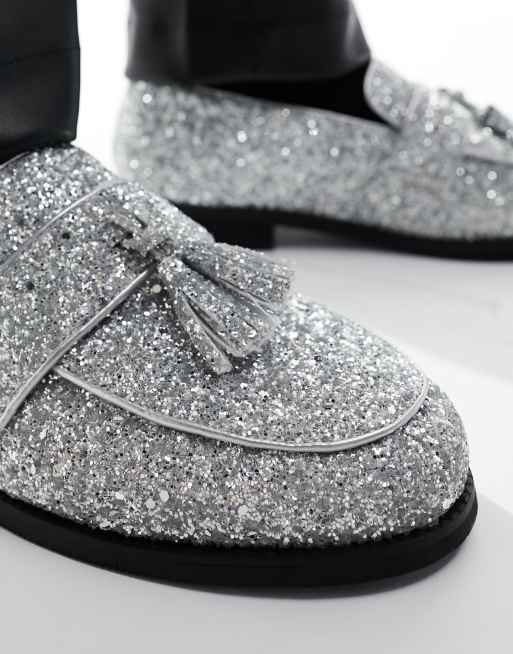 Mocasines plateados brillantes con borlas de cuero sintético de Truffle Collection, 2 de 4