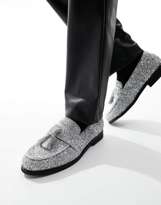 Mocasines plateados brillantes con borlas de cuero sintético de Truffle Collection, 4 de 4