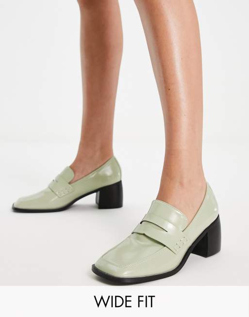 Mocasines verde pálido de tacón de charol Megna de Raid Wide Fit