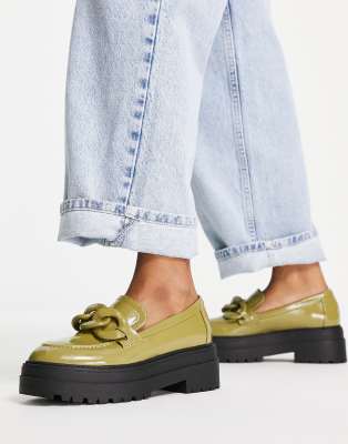 Mocasines verdes con suela gruesa y cadena extragrande de charol Marlow de ASOS DESIGN