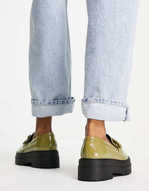 Mocasines verdes con suela gruesa y cadena extragrande de charol Marlow de ASOS DESIGN, 2 de 4