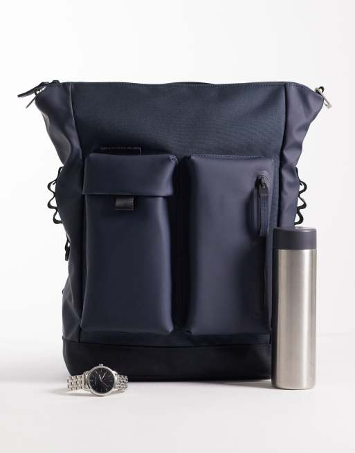 Mochila azul marino impermeable con bolsillos 12960 Otaru de Rains, 2 de 5