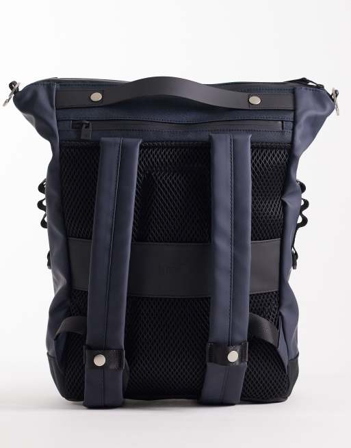 Mochila azul marino impermeable con bolsillos 12960 Otaru de Rains, 3 de 5