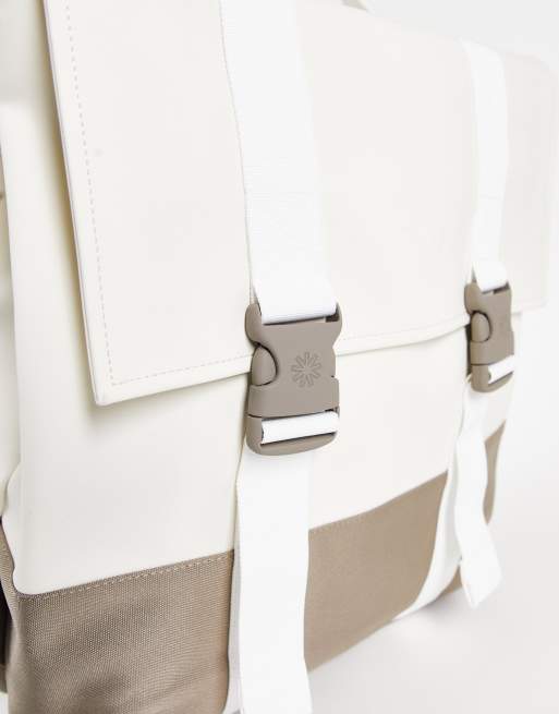 Mochila blanco hueso con diseño color block y hebilla MSN de Rains, 2 de 4