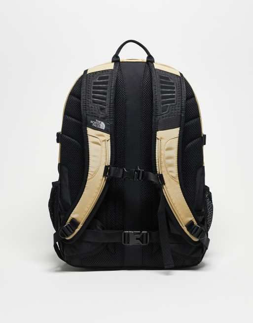 Mochila caqui y negra clásica Borealis de The North Face, 3 de 3
