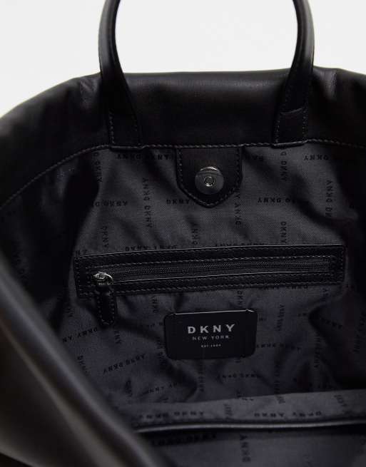 Mochila con ajustable en negro de DKNY | ASOS