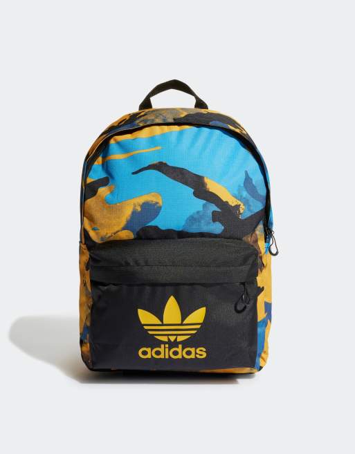 Mochila con estampado de camuflaje de adidas Originals ASOS