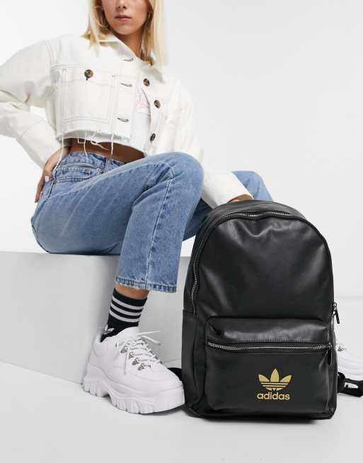 Mochila en negro y dorado con logo de trébol adidas Originals | ASOS