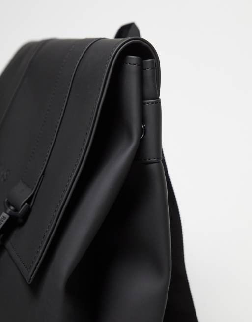 Mochila grande negra unisex con acabado impermeable 13300 MSN de Rains, 3 de 4