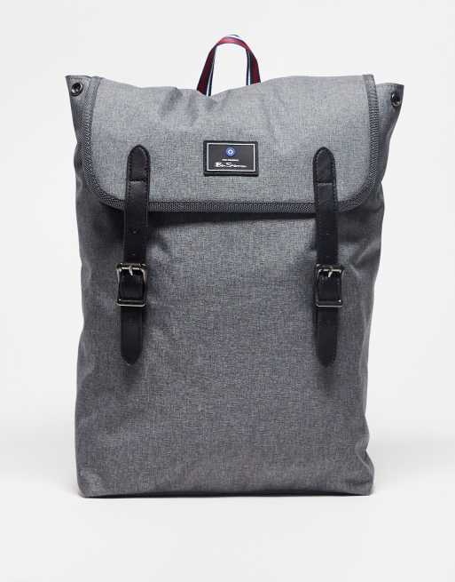 Mochila gris con detalle de dos hebillas de Ben Sherman
