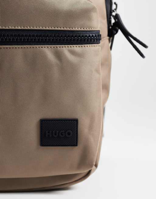 Mochila gris con detalle de etiqueta del logo de HUGO Red, 5 de 5