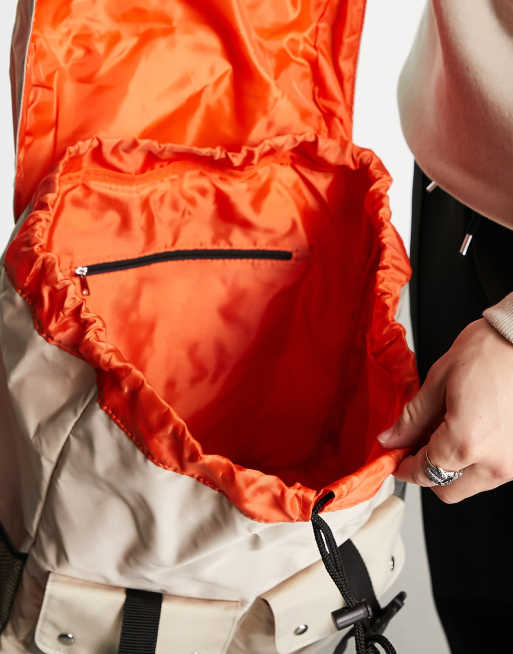 Mochila con varios bolsillos de de ASOS DESIGN ASOS