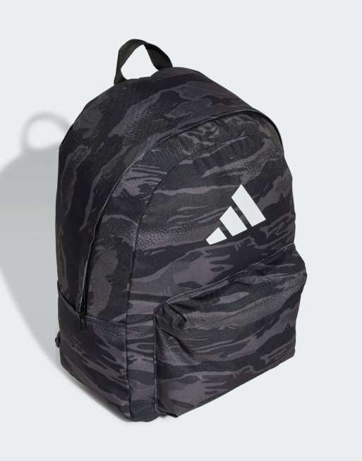 Mochila gris y blanca clásica con estampado gráfico Classic de adidas Performance, 2 de 3