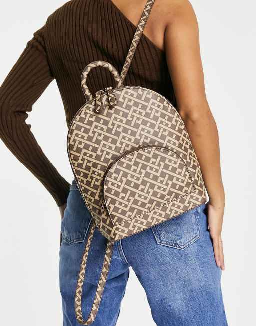 Mochila marrón estilo bolera monograma de DESIGN | ASOS