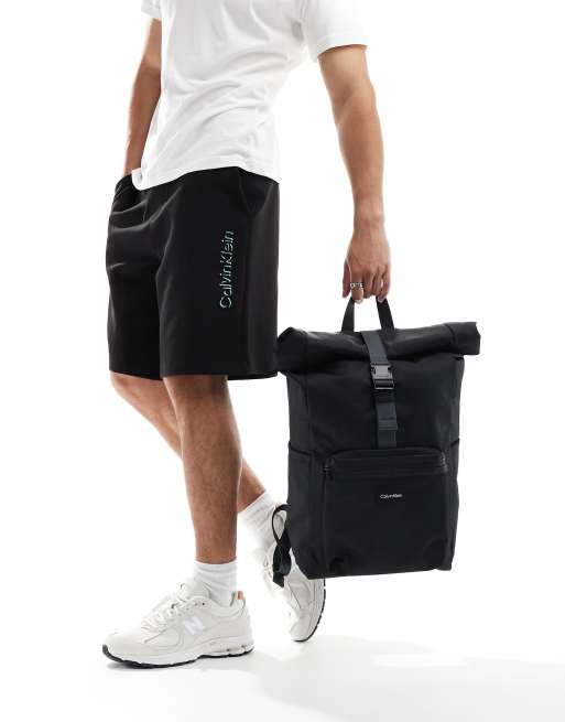 Mochila negra básica con diseño enrollable de Calvin Klein, 2 de 4