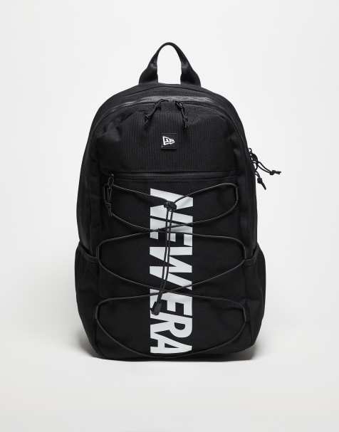 Mochila negra con detalle de franja del logo de New Era - view 1