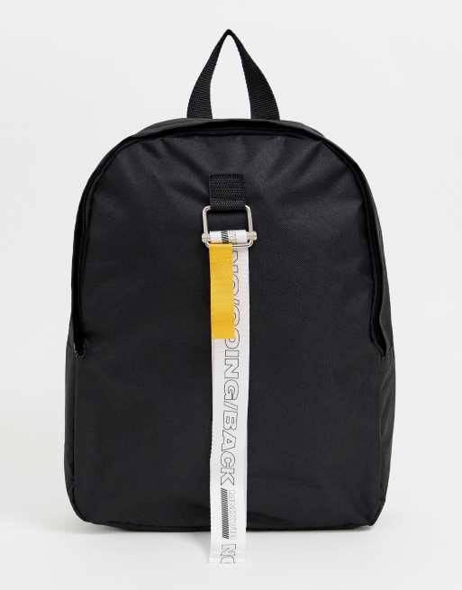 Mochila negra con eslogan en la correa de ASOS DESIGN
