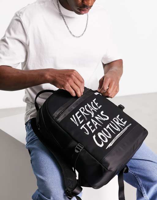 Mochila negra con estampado de texto de Versace Jeans Couture ASOS