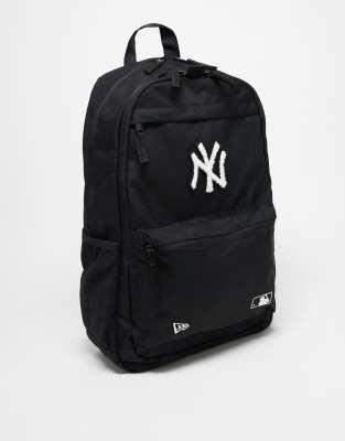 Mochila negra con logo de los NY Yankees y dos bolsillos de New Era ASOS