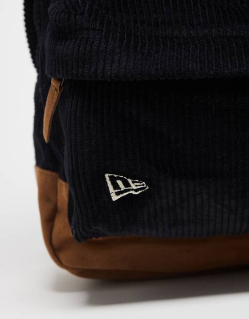 Mochila negra con logo "NY" de pana de New Era, 4 de 4