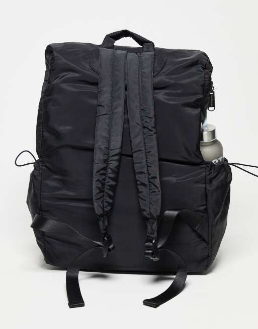 Mochila negra con logo y botella de agua de Steve Madden ASOS