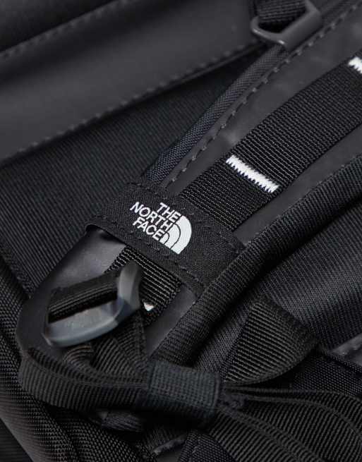 Mochila negra con parte superior enrollable y logo Base Camp Voyager de The North Face, 3 de 4