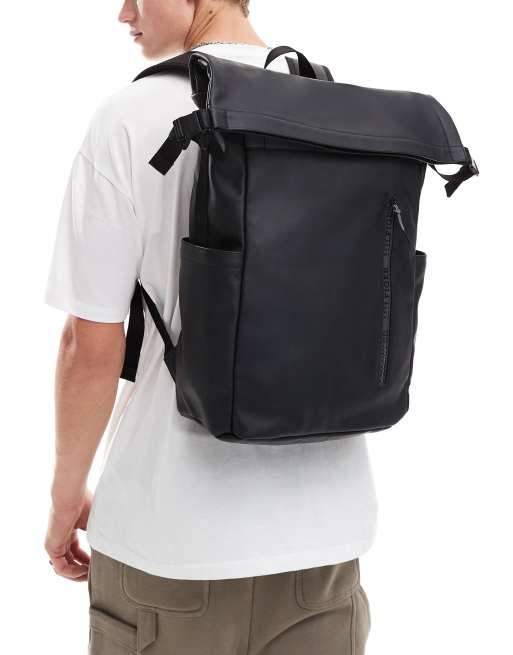 Mochila negra con parte superior enrollable y logo de estilo monotipo de Tommy Hilfiger