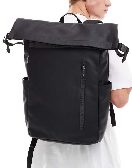 Mochila negra con parte superior enrollable y logo de estilo monotipo de Tommy Hilfiger, 4 de 4