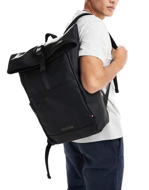 Mochila negra con parte superior enrollable y logo estilo monotipo de Tommy Hilfiger