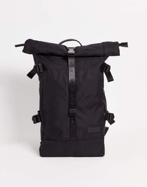 Mochila negra con parte superior enrollada de Consigned