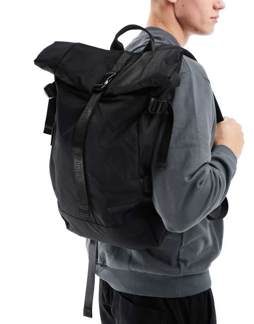 Mochila negra con parte superior enrollada y cierre de hebilla de Consigned