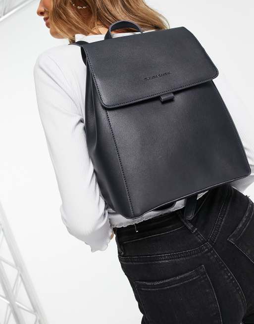 Mochila negra con solapa sin forro de Claudia Canova