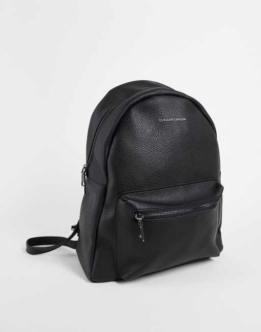 Mochila negra con textura granulada de Claudia Canova