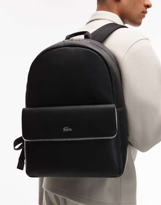 Mochila negra de cuero con detalle de bolsillo con solapa y logo de Lacoste, 2 de 4