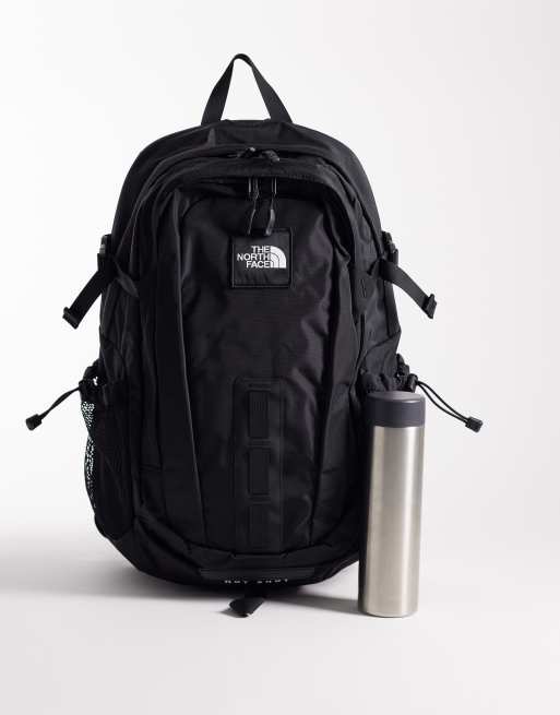 Mochila negra de edición especial Hot Shot de The North Face, 2 de 5