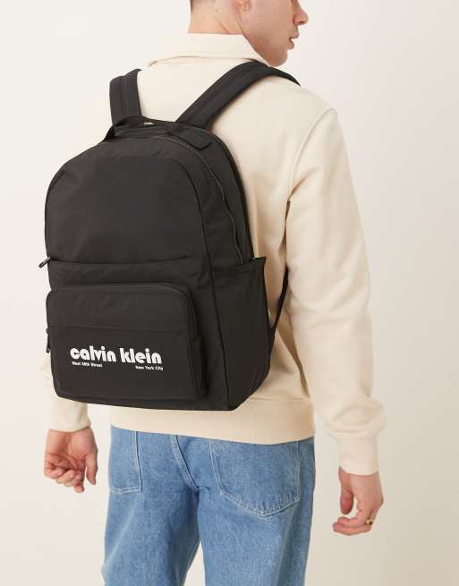 Mochila negra de estilo retro con logo de Calvin Klein Jeans