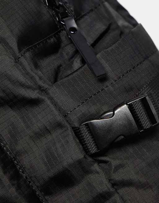 Mochila negra de nailon con clip en el lateral de Consigned, 4 de 4