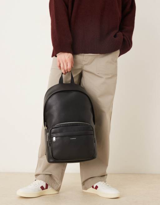 Mochila negra redondeada con bolsillo delantero de Calvin Klein Jeans, 2 de 4