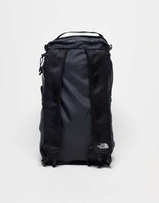 Mochila negra y gris de 18 litros Flyweight Daypack de The North Face, 3 de 4