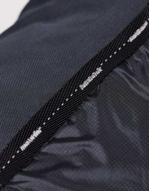 Mochila negra y gris de 18 litros Flyweight Daypack de The North Face, 4 de 4