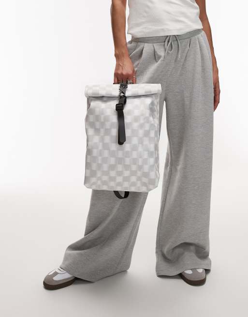 Mochila pequeña blanca a cuadros dameros con parte superior enrollable W3 de Rains, 3 de 4
