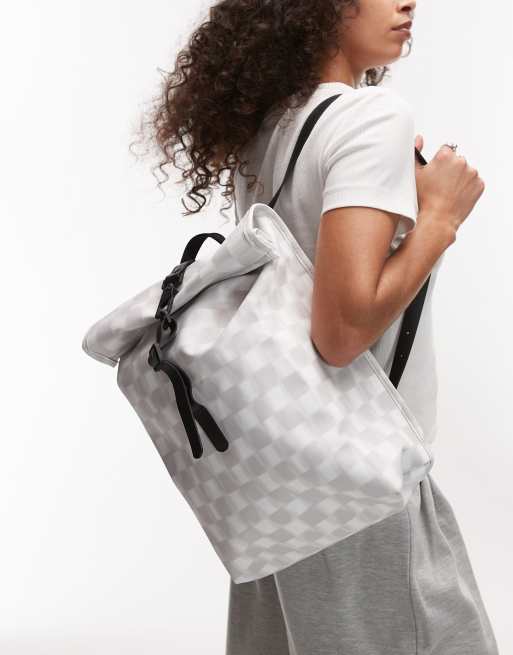 Mochila pequeña blanca a cuadros dameros con parte superior enrollable W3 de Rains, 4 de 4
