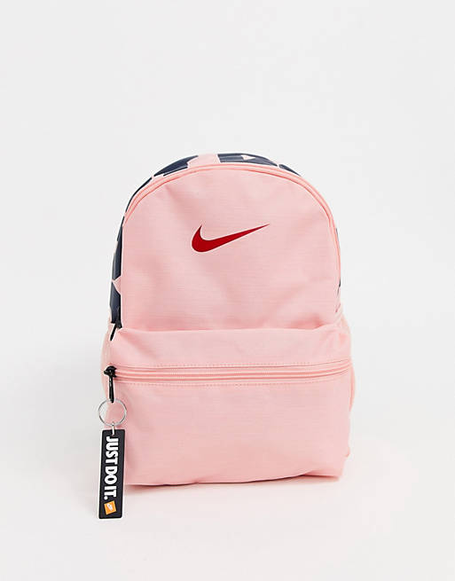 maleta Charlotte Bronte Realista Mochila pequeña en rosa Just Do It de Nike | ASOS