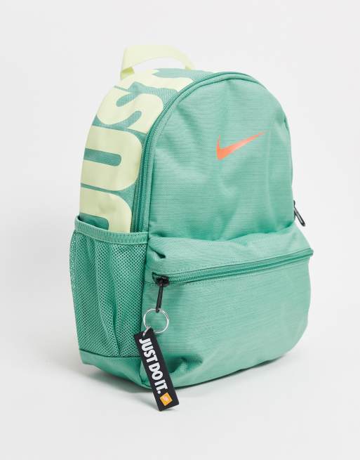 diversión Variedad Previamente Mochila pequeña en verde y amarillo Just Do It de Nike | ASOS