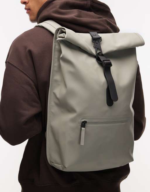 Mochila verde salvia con parte superior enrollable de Rains, 4 de 4