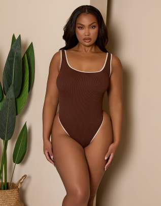 Moda Minx Curve - Badeanzug in Braun mit farblich abgesetzter Einfassung