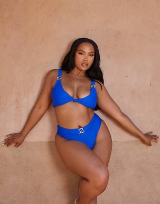 Moda Minx Curve X Bernadette Afia – Amour – Triangel-Bikinioberteil in Kobaltblau mit Knotendetail - view 1