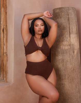 Moda Minx Curve X Bernadette Afia - Geknotetes Bikinioberteil in Kaffeebraun mit Knitterstruktur-Brown