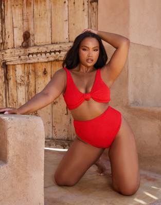 Moda Minx Curve X Bernadette Afia - Geknotetes Bikinioberteil in Rot mit Knitterstruktur